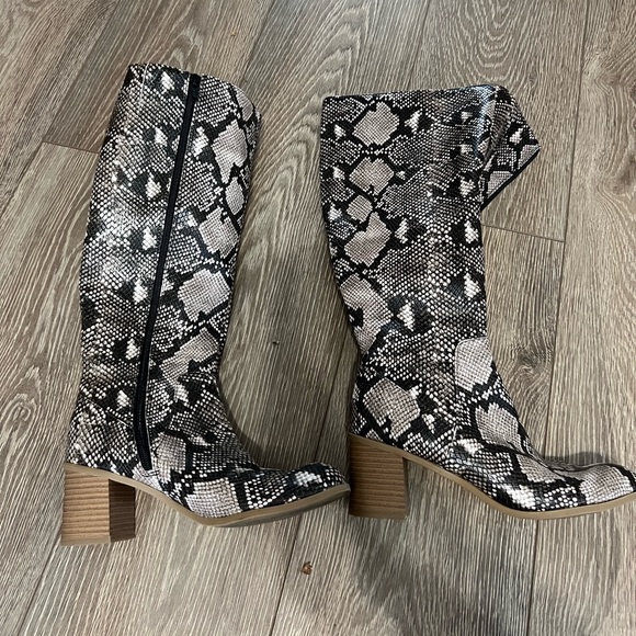 Knee high boots - Picture 1 of 3